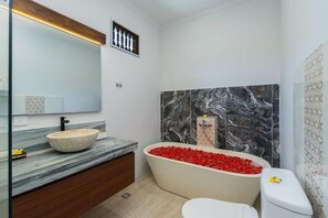 Villa - balkon - udsigt til have | Badeværelse