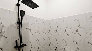 Deluxe Suite | Bathroom | Shower, free toiletries, towels, soap