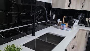 Een koelkast, een magnetron, een oven, een kookplaat