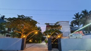 Una entrada cerrada a una propiedad con un letrero que indica 'Miraya Resorts Individual Villa'.
