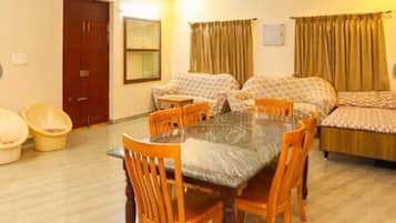 Villa, 2 Bedrooms | Dining