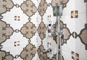 Eine Dusche mit modernem Design, einer Bedienkonsole und einer Handbrause.