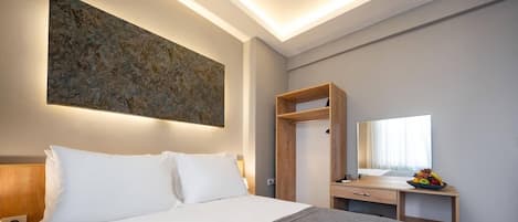 Iron/ironing board, internet, bed sheets