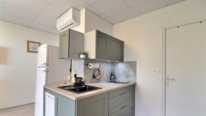 Una cucina con lavastoviglie, lavello e piano di lavoro.