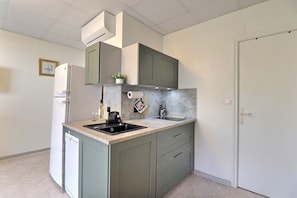 Classic Studio, Partial Sea View | Private kitchen | Espresso maker, coffee/tea maker, electric kettle - Ecrin des Sanguinaires - Vue mer (Ajaccio)
