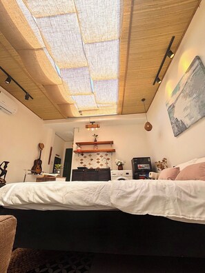Desk, blackout curtains, iron/ironing board, free WiFi - Darlington House Mê Linh (Thanh My Tay)