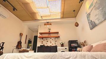 Quarto casal | Escrivaninha, cortinas blackout, ferros/tábuas de passar roupa