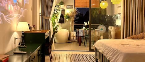 Deluxe Studio | Desk, blackout drapes, iron/ironing board, WiFi (free)