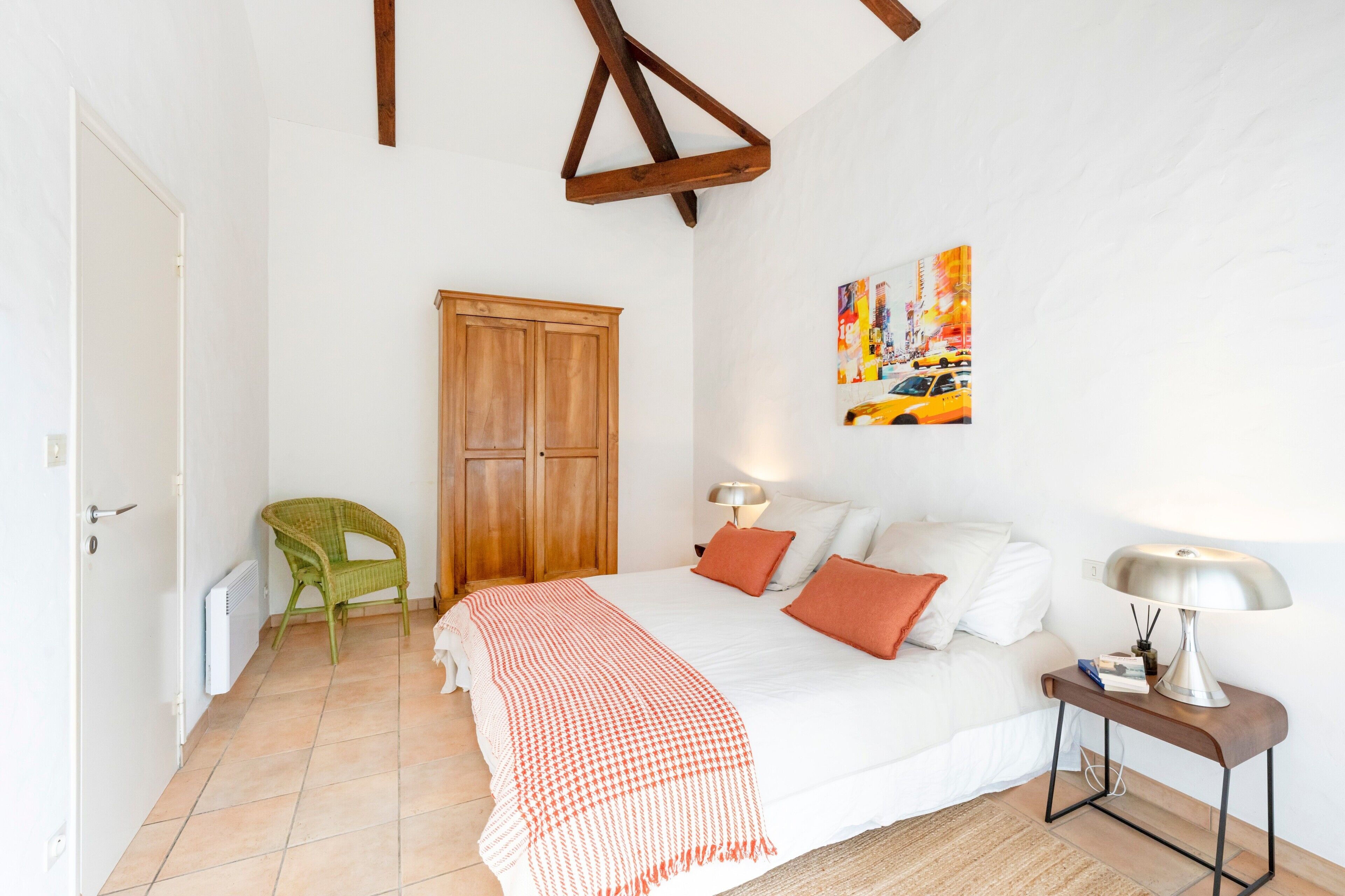 Tabla de planchar con plancha, wifi y ropa de cama 