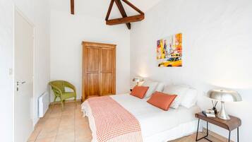 Tabla de planchar con plancha, wifi y ropa de cama