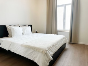 2 bedrooms, iron/ironing board, free WiFi, bed sheets - 15-Min Walk to Ghent Center | Stylish 2BR Apartment with Living Room (Ghent)