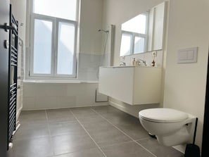 Hair dryer, towels, soap, shampoo - 15-Min Walk to Ghent Center | Stylish 2BR Apartment with Living Room (Ghent)