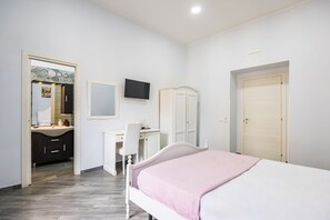 A bedroom with a bed, a desk, a chair, a television, and a wardrobe. - Agorà Borsa (Naples)