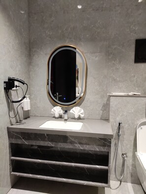 Luxury-Suite, Stadtblick | Badezimmer