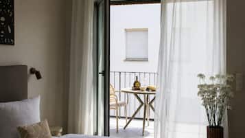 Iron/ironing board, WiFi (free)