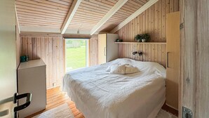 3 bedrooms, travel cot, free WiFi - Cozy home in Strandby with sauna (Strandby)