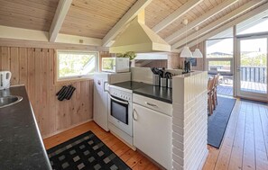 Fridge, microwave, oven, stovetop - Cozy home in Strandby with sauna (Strandby)
