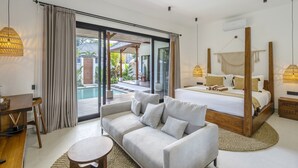 Un dormitorio moderno con una cama grande, un sofá, una zona de comedor y vistas a una piscina.