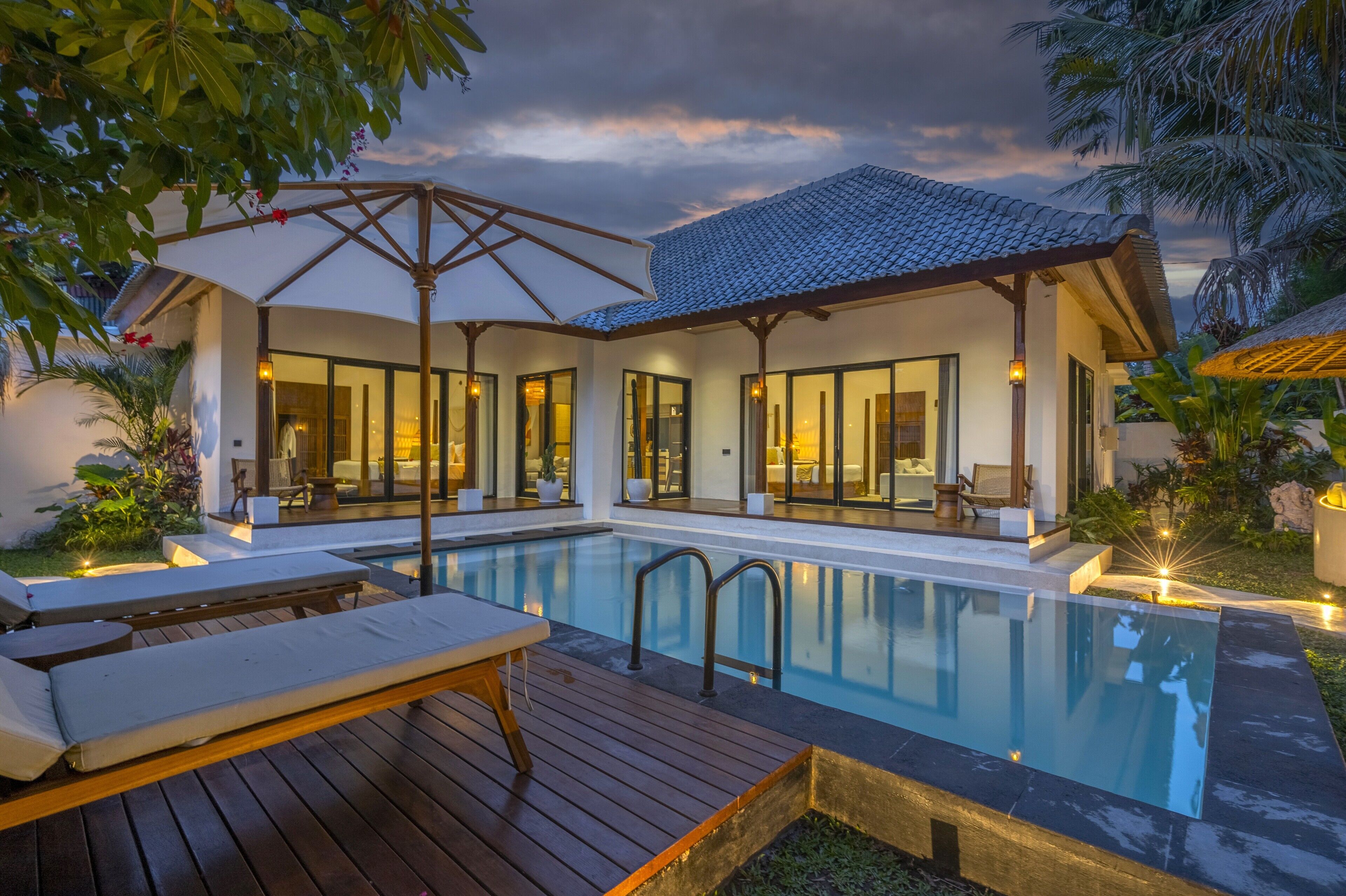 Una piscina al aire libre