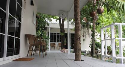 Homeku Guesthouse Room 4 Cozy Stay Close to Suvarnabhumi Airport