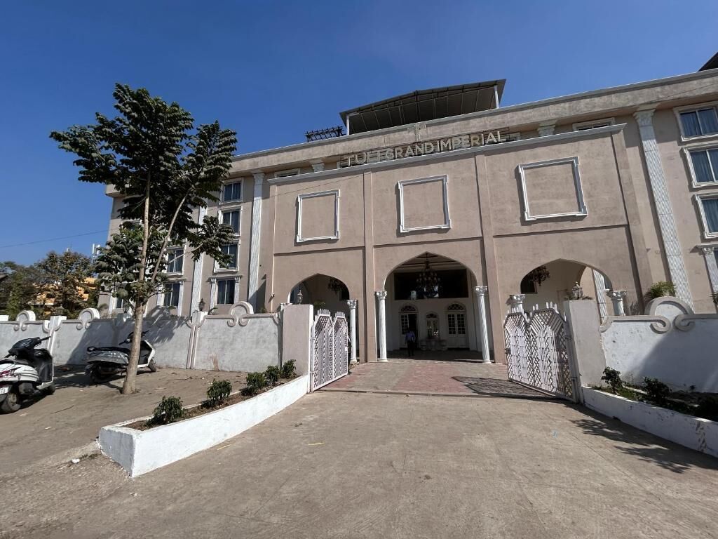 Un edificio con un cartello che riporta 'TOUR GRAND IMPERIAL'.