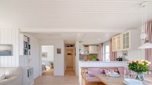 Um interior aconchegante com área de jantar, cozinha e sala de estar.