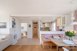 A cozy interior with a dining area, a kitchen, and a living space. - Melenbarig-Hüs - Melenbarig-Hüs - Nature, sea view & relaxation on Sylt (Sylt-Ost)