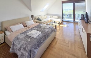 3 chambres, fer et planche à repasser, lit parapluie, Wi-Fi gratuit