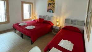 A room with two beds, a desk, and a window. - Guesthouse Villa Fabris (Thiene)