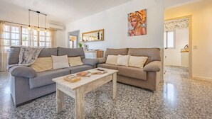 A living room with two sofas, a coffee table, and a painting on the wall. - Villa Dalia - Plusholidays (Calpe / Calp)
