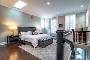 Spacious loft-style bedroom w/ seating nook, large windows & bright open feel - Luxury 4BR 4-Story Chicago Villa |Prime Gold Coast (Chicago)
