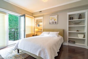 Serene bedroom w/ large window, leafy views & soft natural light - Luxury 4BR 4-Story Chicago Villa |Prime Gold Coast (Chicago)