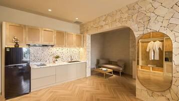 Deluxe Quadruple Room, Kitchenette, City View | Bahagian dalam