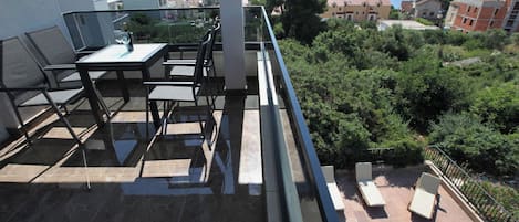 Luxury Apartment, 3 Bedrooms, Air conditioning, Sea View | Outdoor dining