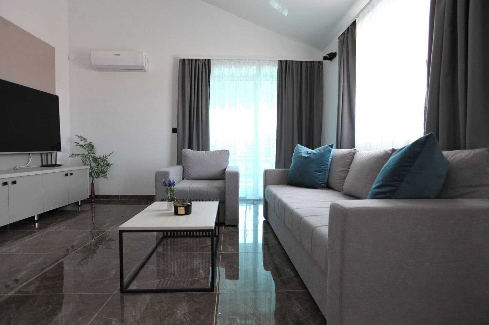 Luxury Apartment, 3 Bedrooms, Air conditioning, Sea View | Living area