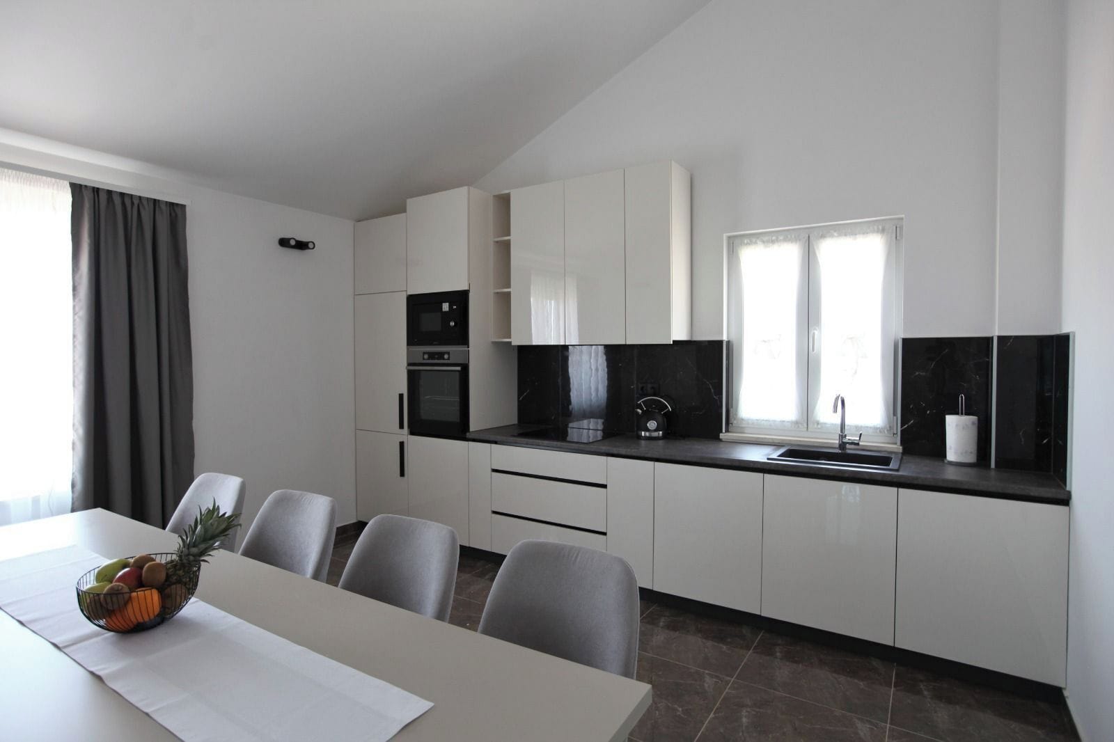 Luxury Apartment, 3 Bedrooms, Air conditioning, Sea View | Private kitchen
