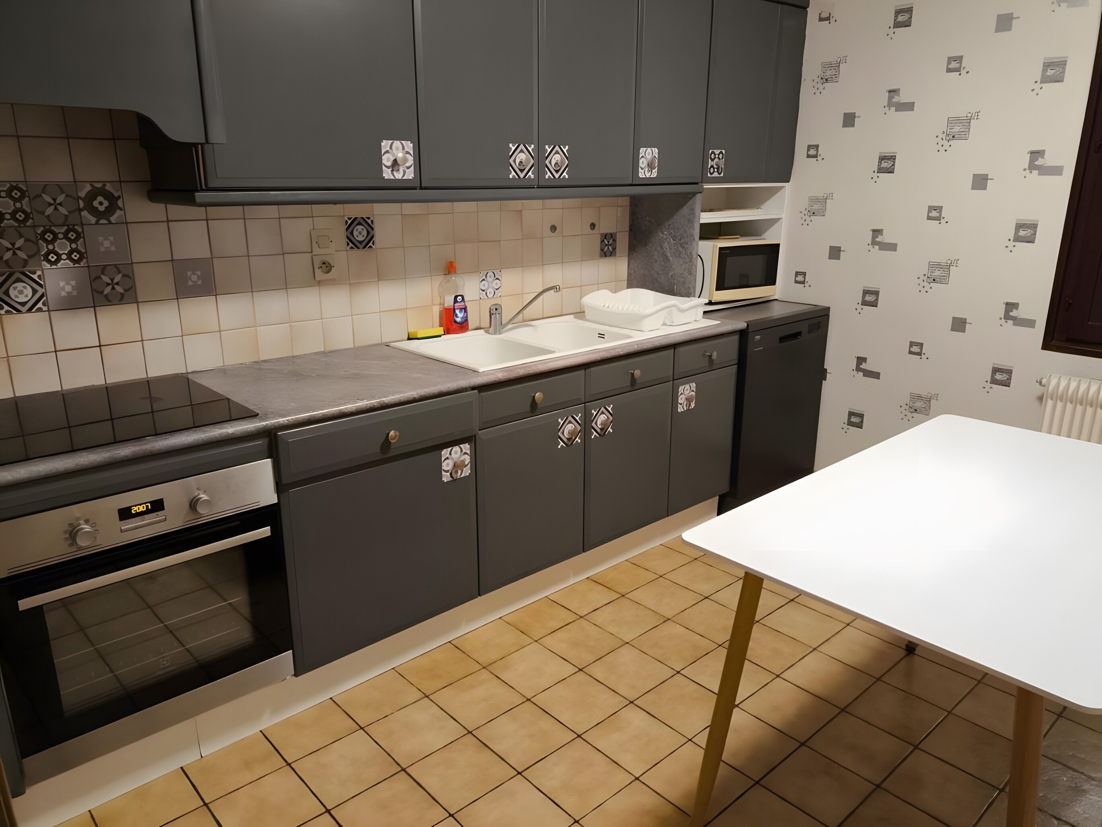 Kühlschrank, Mikrowelle, Ofen, Herdplatte
