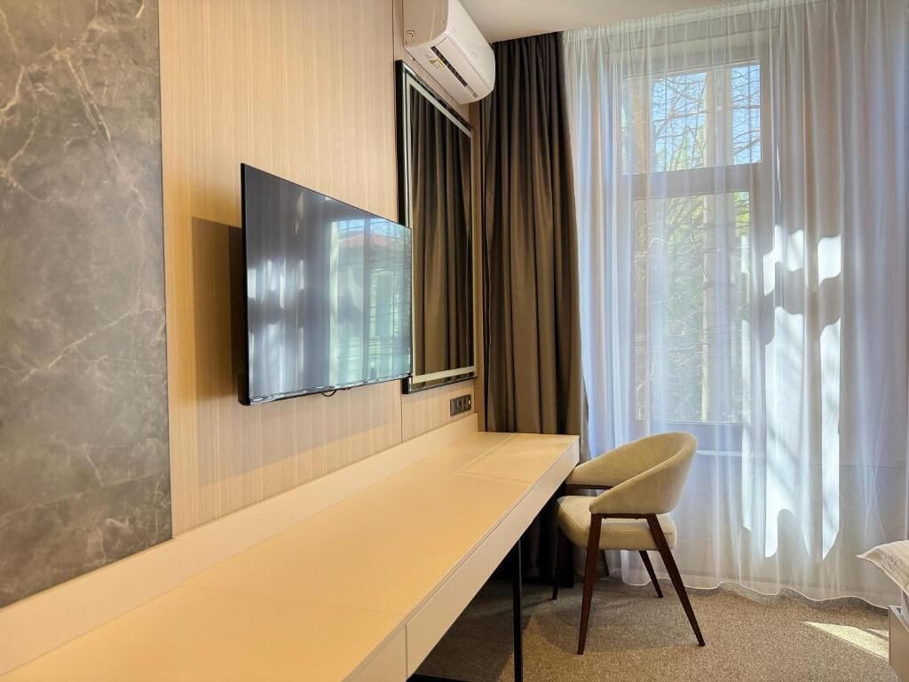 Deluxe Double Room, City View | Interior