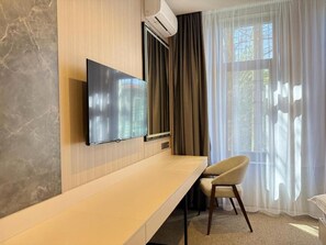 Deluxe Double Room, City View | Interior