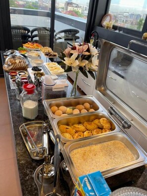 Un buffet proposant une variété de plats et d'accompagnements.
