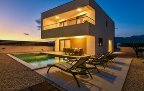 A modern two-story house with a swimming pool, outdoor seating, and a mountain view. - Luxurious home in Razanac (Razanac)