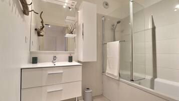Comfort Apartment, Balcony, Mountain View | Bathroom