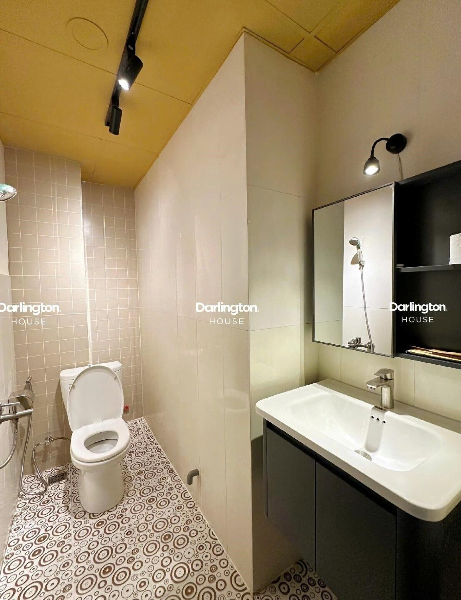 Estudio | Baño | Ducha, artículos de higiene personal gratuitos y secador de pelo