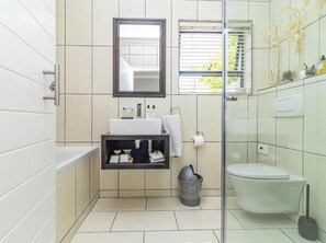 Luxury Double Room, Patio | Bathroom - Hermanus Cliff Path Lodge (Hermanus)