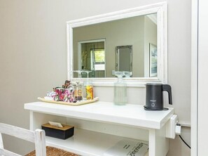 Luxury Double Room, Patio | Interior - Hermanus Cliff Path Lodge (Hermanus)