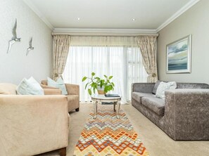 Luxury Double Room, Patio | Living area - Hermanus Cliff Path Lodge (Hermanus)