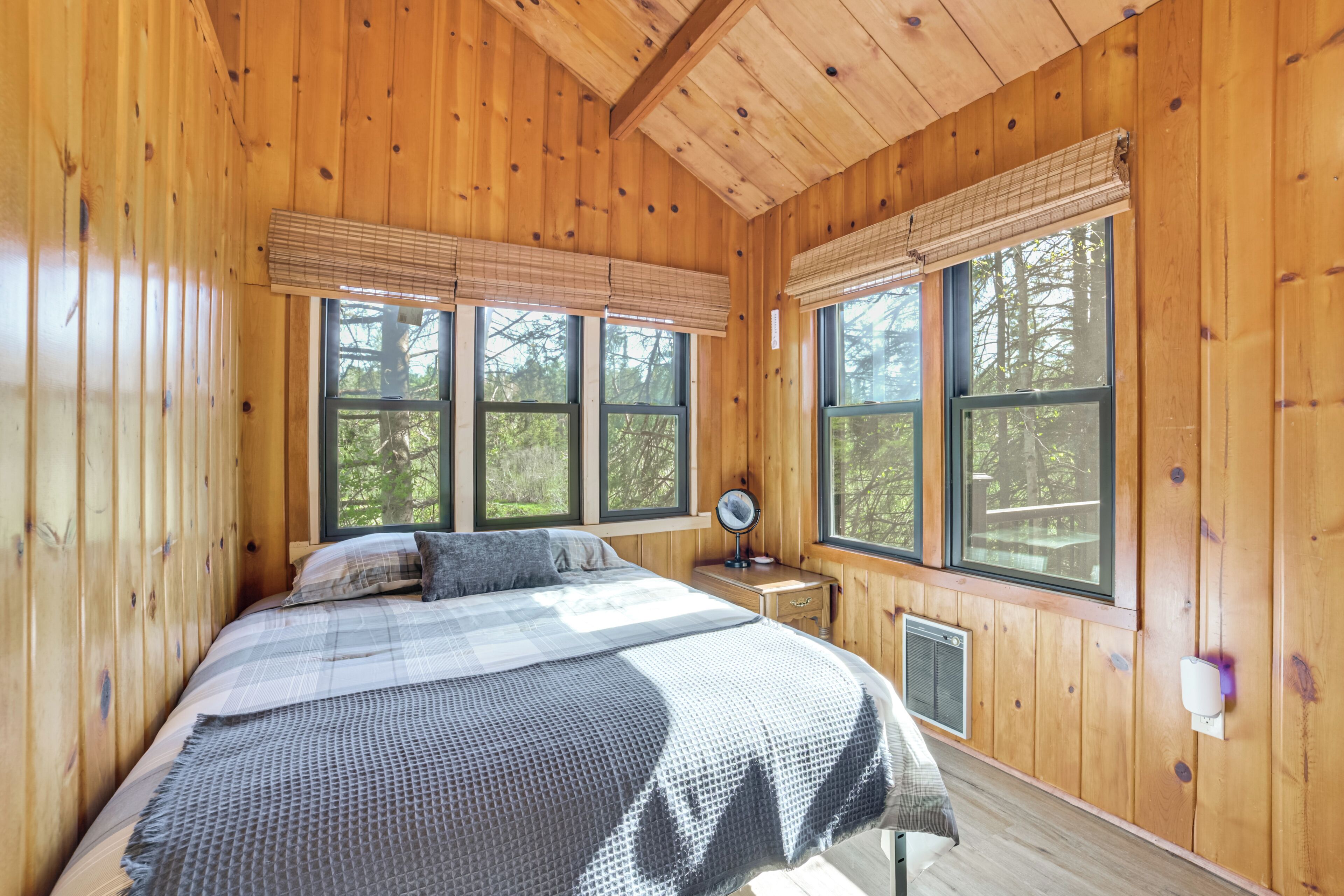 2 bedrooms, bed sheets