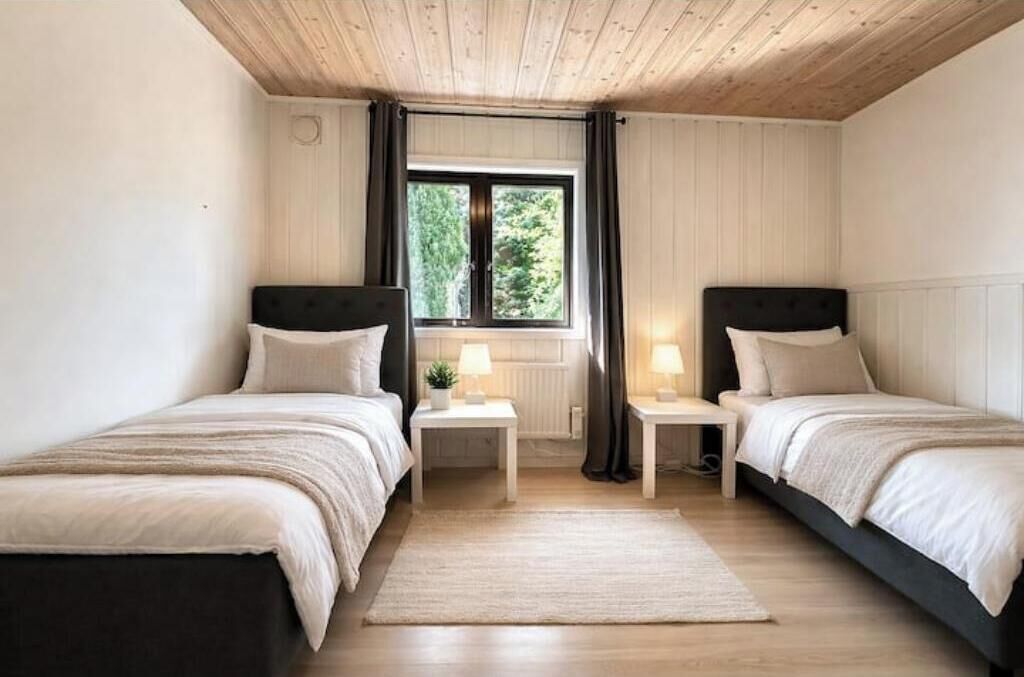 6 bedrooms, iron/ironing board, WiFi, bed sheets