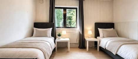 6 bedrooms, iron/ironing board, WiFi, bed sheets