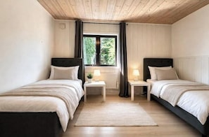 6 bedrooms, iron/ironing board, WiFi, bed sheets
